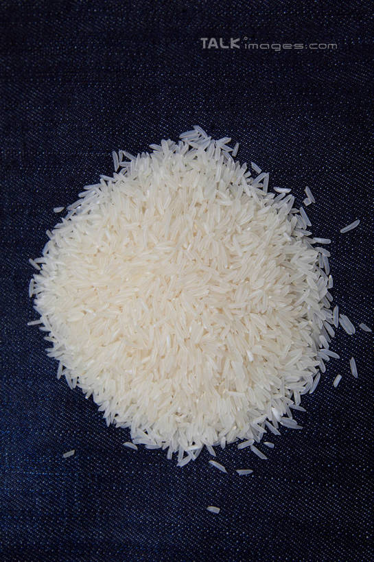 无人,竖图,俯视,室内,特写,白天,一堆,许多,阴影,堆叠,堆积,蓝色背景,反射,影子,谷类,谷物,米,很多,大米,摄影,影棚,堆,彩图,高角度拍摄,影棚拍摄,拍摄,长腰米,shwf1