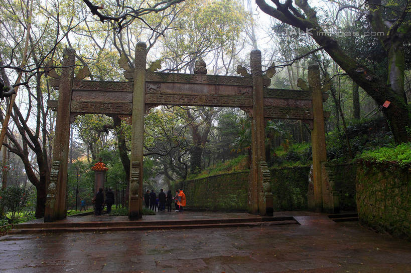 无人,寺庙,横图,室外,白天,正面,旅游,度假,名胜古迹,楼梯,门,标志建筑,地标,建筑,中国,亚洲,节日,遗迹,阶梯,古迹,文化,文物,娱乐,建设,古建筑,浙江,台阶,浙江省,天空,门框,庙宇,天,祈祷,享受,休闲,健康,旅游胜地,放松,许愿,宗教,佛教,信仰,纪念,祈求,古文明,东亚,普陀区,普济寺,中华人民共和国,华东地区,浙,舟山,舟山市,释教,平安,彩图,庙,寺,普济禅院,shwf1