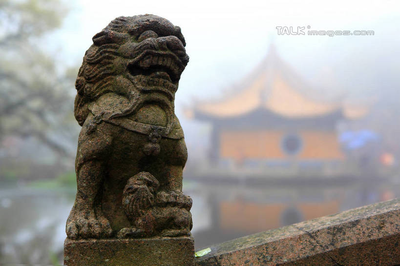 无人,寺庙,横图,室外,特写,白天,正面,旅游,度假,河流,名胜古迹,水,雾,标志建筑,地标,建筑,哺乳动物,野生动物,狮子,雕塑,中国,亚洲,节日,辟邪,朦胧,模糊,遗迹,艺术,装饰,雕刻,雕像,河水,水流,古迹,文化,文物,娱乐,建设,古建筑,浙江,石雕,浙江省,天空,动物,工艺品,庙宇,石狮,天,祈祷,享受,休闲,健康,旅游胜地,放松,许愿,宗教,佛教,信仰,纪念,祈求,美术,迷雾,主题,凶猛,陈列,古文明,东亚,普陀区,普济寺,中华人民共和国,华东地区,浙,功能,美学,驱邪,祛邪,避邪,舟山,舟山市,守护神,释教,残暴,平安,凶残,大雾,彩图,庙,寺,普济禅院,shwf1