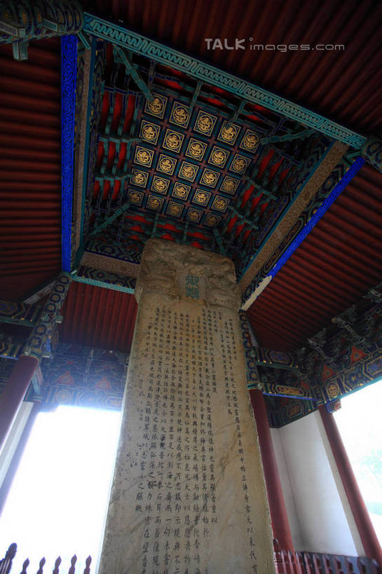 无人,寺庙,竖图,室外,白天,仰视,旅游,度假,名胜古迹,天花板,标志建筑,地标,建筑,雕塑,中国,亚洲,节日,遗迹,艺术,装饰,雕刻,雕像,柱子,古迹,文化,文物,娱乐,建设,古建筑,浙江,石雕,石刻,浙江省,天空,石碑,工艺品,庙宇,天,祈祷,享受,休闲,健康,旅游胜地,放松,许愿,宗教,佛教,信仰,纪念,祈求,美术,主题,陈列,古文明,东亚,普陀区,普济寺,中华人民共和国,华东地区,浙,功能,美学,舟山,舟山市,释教,平安,彩图,低角度拍摄,庙,寺,普济禅院,shwf1