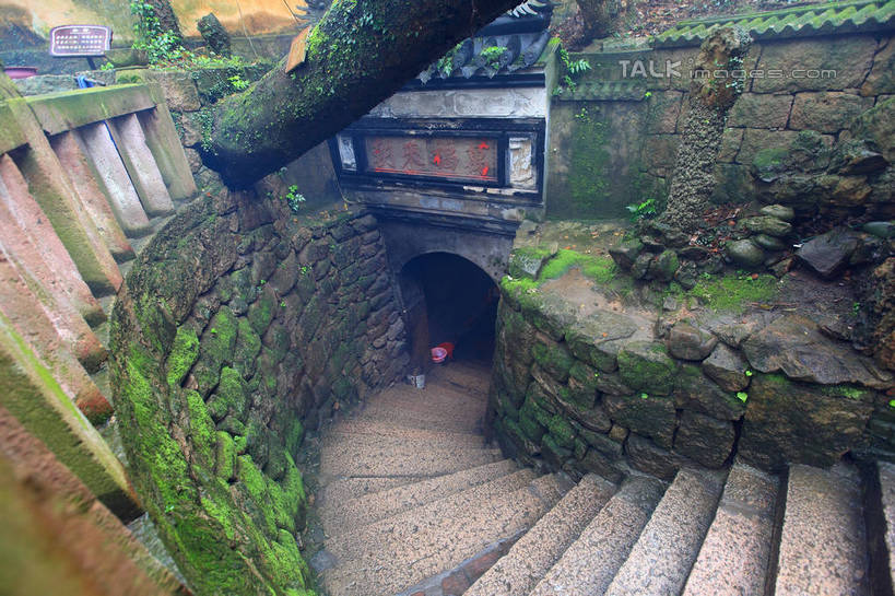 无人,寺庙,横图,室外,白天,正面,旅游,度假,名胜古迹,楼梯,标志建筑,地标,建筑,中国,亚洲,节日,遗迹,阶梯,墙,青苔,苔藓,古迹,文化,文物,娱乐,建设,古建筑,浙江,盘旋,墙壁,墙面,台阶,浙江省,庙宇,祈祷,享受,休闲,健康,旅游胜地,放松,许愿,宗教,佛教,信仰,纪念,祈求,回旋,古文明,东亚,扭转,普陀区,普陀山,中华人民共和国,华东地区,浙,舟山,舟山市,释教,平安,彩图,庙,寺,海天佛国,shwf1