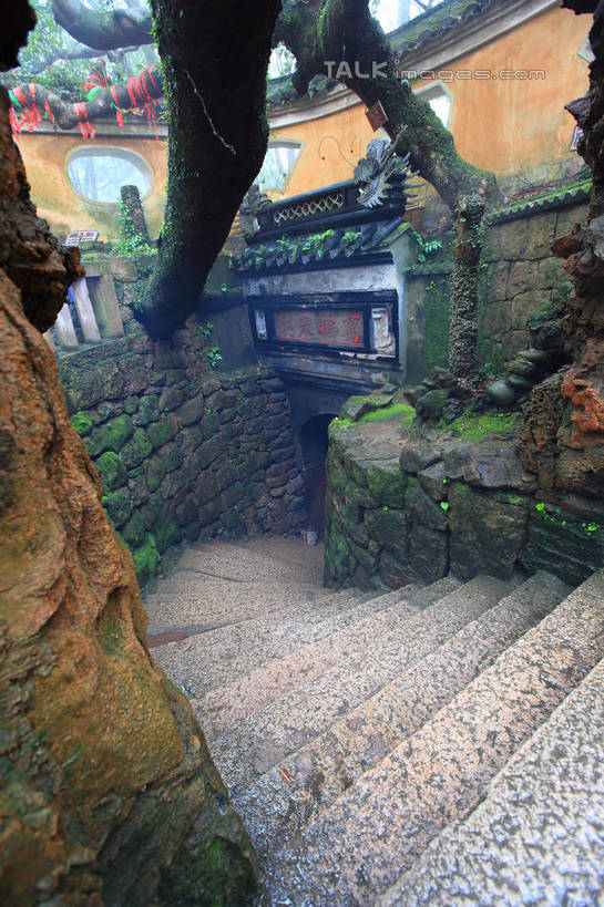 无人,寺庙,竖图,室外,白天,正面,旅游,度假,名胜古迹,楼梯,标志建筑,地标,建筑,中国,亚洲,节日,遗迹,阶梯,墙,青苔,苔藓,古迹,文化,文物,娱乐,建设,古建筑,浙江,盘旋,墙壁,墙面,台阶,浙江省,庙宇,祈祷,享受,休闲,健康,旅游胜地,放松,许愿,宗教,佛教,信仰,纪念,祈求,回旋,古文明,东亚,扭转,普陀区,普陀山,中华人民共和国,华东地区,浙,舟山,舟山市,释教,平安,彩图,庙,寺,海天佛国,shwf1