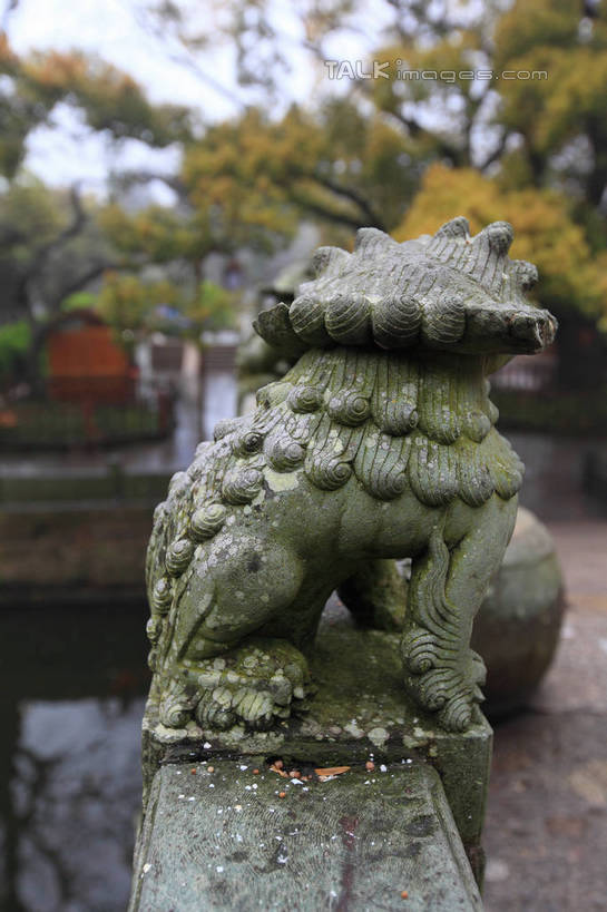 无人,竖图,室外,特写,白天,正面,河流,美景,水,植物,哺乳动物,野生动物,狮子,雕塑,中国,亚洲,阴影,辟邪,朦胧,模糊,艺术,装饰,光线,雕刻,雕像,影子,河水,景观,水流,文化,浙江,石雕,树,树木,浙江省,绿色,倒影,阳光,自然,动物,工艺品,石狮,祈祷,健康,景色,许愿,生长,成长,纪念,祈求,美术,倒映,自然风光,主题,凶猛,陈列,东亚,普陀区,普陀山,法雨寺,中华人民共和国,华东地区,浙,功能,美学,驱邪,祛邪,避邪,舟山,舟山市,守护神,反照,残暴,平安,凶残,彩图,海天佛国,shwf1