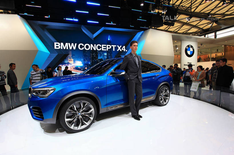 东方人,西方人,模特,站,走,横图,室内,白天,正面,衬衫,西装,技术,科技,汽车,上海,欧洲,中国,欧洲人,亚洲,一辆,行人,停靠,阴影,套装,服装,正装,光线,英文,标志,文字,影子,字符,字母,墙,灯光,宝马,许多人,注视,休闲装,职业装,黄种人,标识,路人,墙壁,墙面,车,衣服,蓝色,交通工具,轿车,观察,看,站着,一群人,休闲,休闲服,车模,展示,服饰,观看,展览,车展,英文字母,申,察看,未来,关注,停泊,载具,东亚,闵行区,概念车,上海市,上海车展,上海国际展览中心,中华人民共和国,沪,华东地区,独特,新颖,过客,男人,男性,年轻男性,年轻女性,女人,女性,白种人,亚洲人,模特儿,步行,散步,站立,走路,半身,彩图,衬衣,虹桥经济技术开发区,汽车展览,上海虹桥经济技术开发区,2013年上海第十五届国际汽车展,2013上海车展,上海国际汽车工业展览会,宝马X4,shwf1