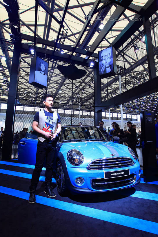 东方人,模特,栏杆,站,竖图,室内,白天,正面,西装,天花板,汽车,上海,中国,亚洲,一辆,行人,游客,游人,停靠,阴影,套装,服装,正装,光线,影子,墙,围栏,灯光,宝马,许多人,注视,休闲装,职业装,黄种人,护栏,路人,旅客,墙壁,墙面,车,衣服,交通工具,轿车,观察,看,站着,一群人,休闲,休闲服,车模,展示,搭,服饰,观看,张开双腿,展览,车展,申,察看,搭着,关注,停泊,载具,东亚,闵行区,上海市,上海车展,上海国际展览中心,中华人民共和国,沪,华东地区,展开双腿,过客,男人,男性,年轻男性,年轻女性,女人,女性,亚洲人,模特儿,站立,彩图,全身,虹桥经济技术开发区,汽车展览,上海虹桥经济技术开发区,伸展双腿,2013年上海第十五届国际汽车展,2013上海车展,上海国际汽车工业展览会,宝马MINI,宝马MINICOUPE,shwf1