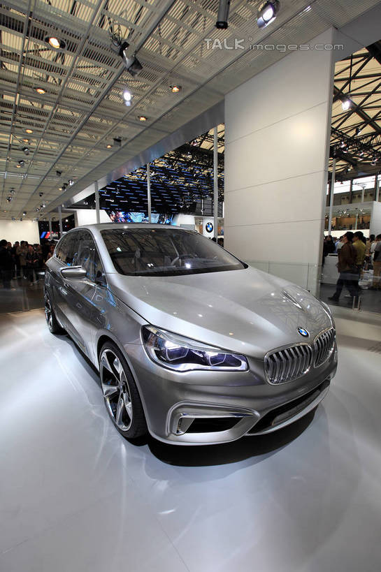 无人,竖图,室内,白天,正面,技术,科技,窗户,汽车,照明,上海,中国,亚洲,一辆,停靠,阴影,光线,影子,墙,灯光,宝马,顶灯,玻璃窗,墙壁,墙面,车,灯,车窗,灯具,交通工具,轿车,展示,警示,展览,车展,车灯,尾灯,照亮,申,提醒,未来,照明设备,提示,停泊,载具,东亚,闵行区,概念车,上海市,上海车展,上海国际展览中心,中华人民共和国,沪,华东地区,独特,新颖,彩图,虹桥经济技术开发区,汽车展览,上海虹桥经济技术开发区,2013年上海第十五届国际汽车展,2013上海车展,上海国际汽车工业展览会,宝马ActiveTourer,shwf1