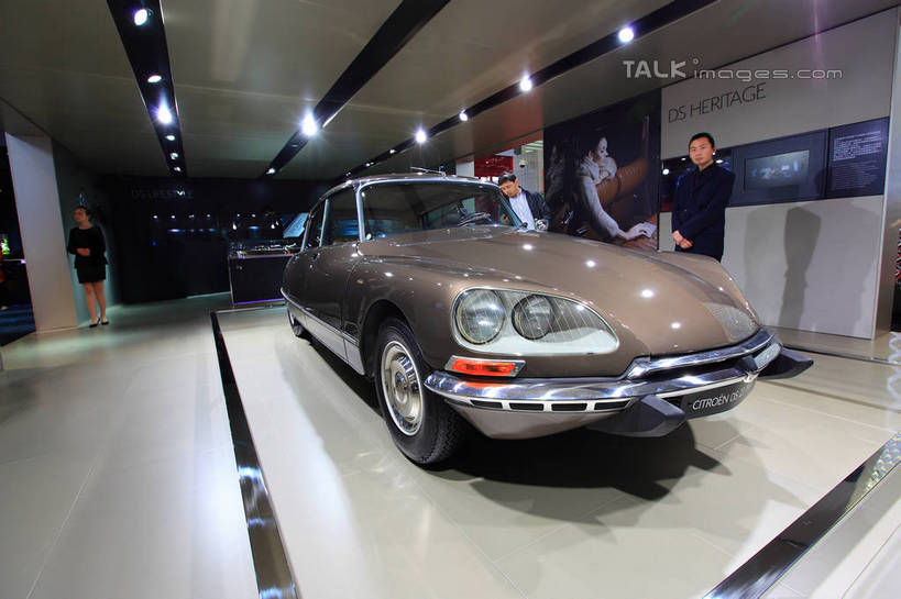 东方人,一个人,模特,站,横图,室内,白天,正面,窗户,汽车,古董车,照明,上海,中国,亚洲,仅一个男性,仅一个人,一辆,阴影,服装,光线,影子,墙,灯光,注视,休闲装,黄种人,顶灯,玻璃窗,墙壁,墙面,车,灯,仅一个年轻男性,衣服,车窗,灯具,交通工具,观察,看,站着,休闲,休闲服,车模,展示,警示,服饰,观看,展览,车展,车灯,尾灯,照亮,申,提醒,察看,照明设备,关注,提示,载具,老爷车,东亚,闵行区,上海市,上海车展,上海国际展览中心,中华人民共和国,沪,华东地区,男人,男性,年轻男性,亚洲人,模特儿,站立,彩图,全身,雪铁龙ds,虹桥经济技术开发区,汽车展览,上海虹桥经济技术开发区,2013年上海第十五届国际汽车展,2013上海车展,上海国际汽车工业展览会,shwf1