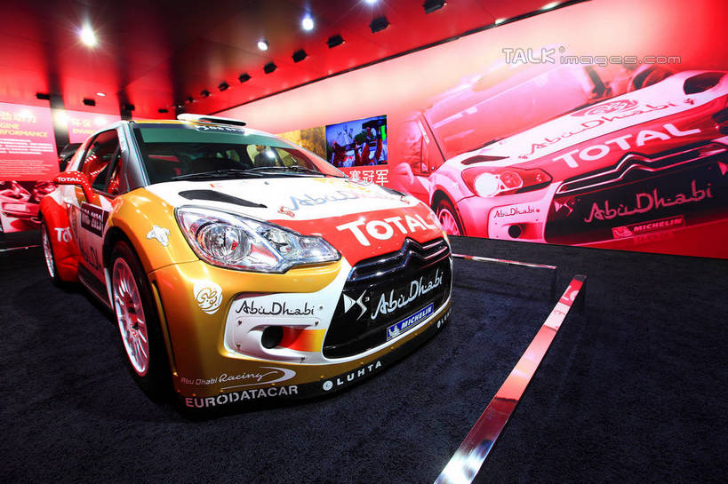 无人,横图,室内,白天,正面,窗户,汽车,照明,上海,中国,亚洲,一辆,停靠,阴影,光线,英文,标志,文字,影子,字符,字母,灯光,标识,顶灯,玻璃窗,车,灯,车窗,灯具,交通工具,轿车,展示,警示,展览,车展,英文字母,车灯,尾灯,照亮,申,提醒,照明设备,提示,停泊,载具,东亚,闵行区,雪铁龙,上海市,上海车展,上海国际展览中心,中华人民共和国,沪,华东地区,彩图,虹桥经济技术开发区,汽车展览,上海虹桥经济技术开发区,2013年上海第十五届国际汽车展,2013上海车展,上海国际汽车工业展览会,雪铁龙DS3,shwf1