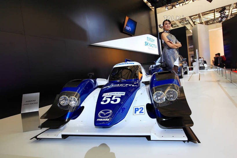 东方人,一个人,模特,站,笑,双手交叉,微笑,横图,室内,白天,正面,裙子,汽车,上海,中国,亚洲,仅一个年轻女性,仅一个女性,仅一个人,停靠,阴影,连衣裙,光线,标志,数字,文字,影子,字符,墙,走道,走廊,过道,灯光,注视,黄种人,标识,墙壁,墙面,车,白色,交通工具,轿车,观察,看,站着,车模,展示,阿拉伯数字,观看,展览,车展,申,察看,双手抱胸,关注,停泊,载具,东亚,闵行区,马自达,上海市,上海车展,上海国际展览中心,中华人民共和国,沪,华东地区,年轻女性,女人,女性,亚洲人,模特儿,站立,彩图,全身,虹桥经济技术开发区,汽车展览,上海虹桥经济技术开发区,万事得,2013年上海第十五届国际汽车展,2013上海车展,上海国际汽车工业展览会,马自达ATENZA,shwf1