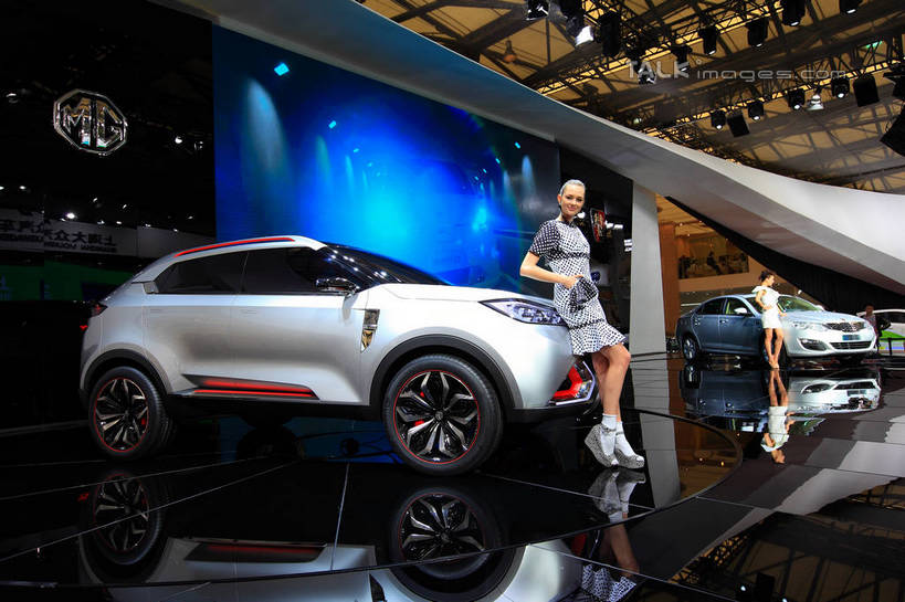 东方人,两个人,同事,模特,站,横图,室内,白天,仰视,高跟鞋,裙子,时尚,成功,合作,团队,集体,信心,技术,科技,汽车,鞋子,照明,上海,中国,亚洲,阴影,连衣裙,光线,影子,墙,灯光,注视,黄种人,手叉腰,队伍,顶灯,墙壁,墙面,车,灯,灯具,交通工具,轿车,叉腰,观察,看,站着,车模,展示,观看,展览,车展,照亮,申,察看,领导,未来,照明设备,成就,关注,时髦,载具,合伙,领袖,东亚,闵行区,概念车,运动型多用途汽车,上海市,上海车展,上海国际展览中心,中华人民共和国,沪,华东地区,时兴,独特,新颖,单手叉腰,年轻女性,女人,女性,亚洲人,模特儿,站立,彩图,低角度拍摄,全身,虹桥经济技术开发区,汽车展览,上海虹桥经济技术开发区,SUV汽车,2013年上海第十五届国际汽车展,2013上海车展,上海国际汽车工业展览会,名爵,shwf1