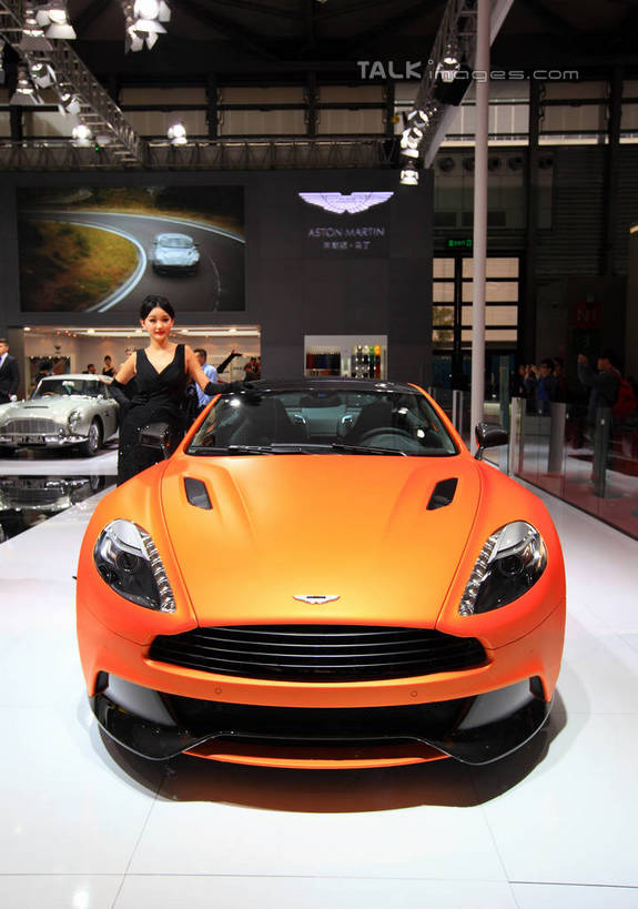 西方人,一个人,模特,站,竖图,室内,白天,正面,技术,科技,汽车,上海,欧洲,中国,欧洲人,亚洲,仅一个年轻女性,仅一个女性,仅一个人,一辆,停靠,阴影,服装,光线,影子,灯光,注视,休闲装,车,衣服,交通工具,轿车,观察,看,站着,休闲,休闲服,橙色,车模,展示,服饰,观看,展览,车展,申,察看,未来,关注,停泊,载具,东亚,闵行区,概念车,上海市,上海车展,上海国际展览中心,中华人民共和国,沪,华东地区,独特,新颖,年轻女性,女人,女性,白种人,模特儿,站立,彩图,全身,虹桥经济技术开发区,汽车展览,上海虹桥经济技术开发区,2013年上海第十五届国际汽车展,2013上海车展,上海国际汽车工业展览会,阿斯顿.马丁Virage,阿斯顿.马丁,shwf1