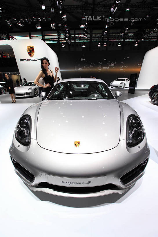 东方人,一个人,模特,站,举,竖图,室内,白天,正面,裙子,技术,科技,汽车,上海,中国,亚洲,仅一个年轻女性,仅一个女性,仅一个人,停靠,阴影,连衣裙,光线,影子,灯光,注视,黄种人,手叉腰,车,交通工具,轿车,叉腰,观察,看,托,站着,车模,展示,观看,展览,车展,申,察看,未来,关注,停泊,载具,东亚,闵行区,概念车,上海市,上海车展,上海国际展览中心,中华人民共和国,沪,华东地区,独特,新颖,单手叉腰,年轻女性,女人,女性,亚洲人,模特儿,举起,举手,举着,向上举,向上伸,向上托,站立,彩图,全身,保时捷,虹桥经济技术开发区,汽车展览,上海虹桥经济技术开发区,2013年上海第十五届国际汽车展,2013上海车展,上海国际汽车工业展览会,保时捷卡宴,卡宴Cayenne,shwf1