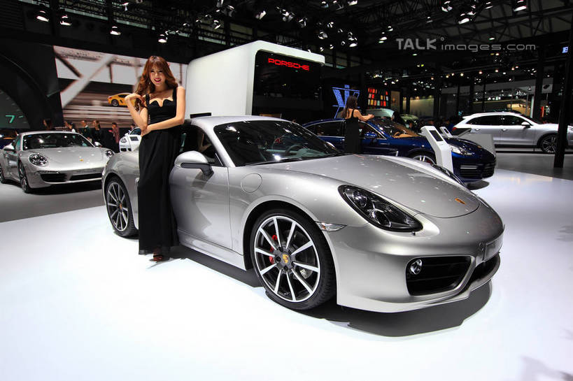 东方人,两个人,同事,模特,站,举,横图,室内,白天,正面,裙子,成功,合作,团队,集体,信心,技术,科技,汽车,照明,上海,中国,亚洲,阴影,连衣裙,光线,影子,墙,灯光,扭头,注视,黄种人,队伍,顶灯,墙壁,墙面,车,灯,灯具,交通工具,轿车,观察,看,托,站着,转头,车模,展示,观看,展览,车展,照亮,申,察看,领导,未来,照明设备,成就,关注,载具,合伙,领袖,东亚,闵行区,概念车,上海市,上海车展,上海国际展览中心,中华人民共和国,沪,华东地区,独特,新颖,年轻女性,女人,女性,亚洲人,模特儿,举起,举手,举着,向上举,向上伸,向上托,站立,彩图,全身,保时捷,虹桥经济技术开发区,汽车展览,上海虹桥经济技术开发区,2013年上海第十五届国际汽车展,2013上海车展,上海国际汽车工业展览会,保时捷卡宴,卡宴Cayenne,shwf1