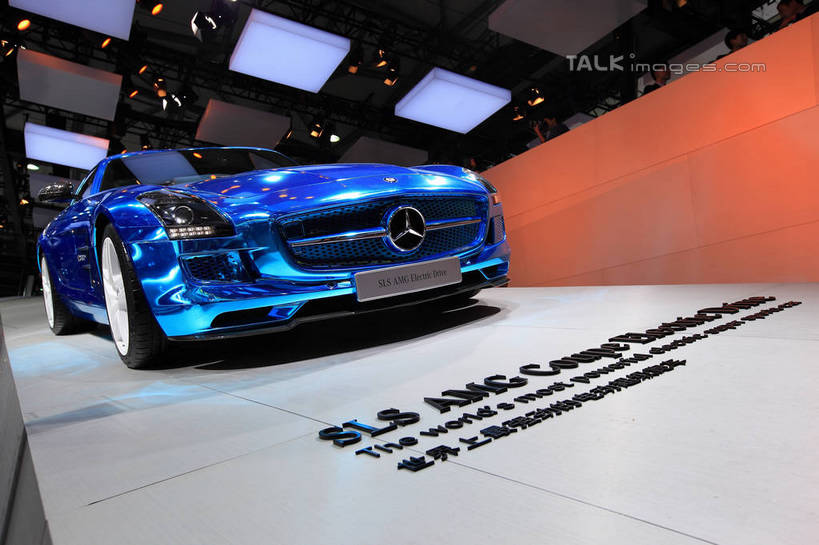 无人,横图,室内,白天,正面,技术,科技,天花板,汽车,照明,上海,中国,亚洲,一辆,奔驰,停靠,阴影,光线,英文,标志,文字,影子,字符,字母,墙,灯光,标识,顶灯,墙壁,墙面,车,灯,蓝色,灯具,交通工具,轿车,展示,展览,车展,英文字母,照亮,申,未来,照明设备,停泊,载具,东亚,闵行区,概念车,上海市,上海车展,上海国际展览中心,中华人民共和国,沪,华东地区,独特,新颖,彩图,虹桥经济技术开发区,汽车展览,上海虹桥经济技术开发区,2013年上海第十五届国际汽车展,2013上海车展,上海国际汽车工业展览会,奔驰SLSAMG,梅赛德斯.奔驰,shwf1