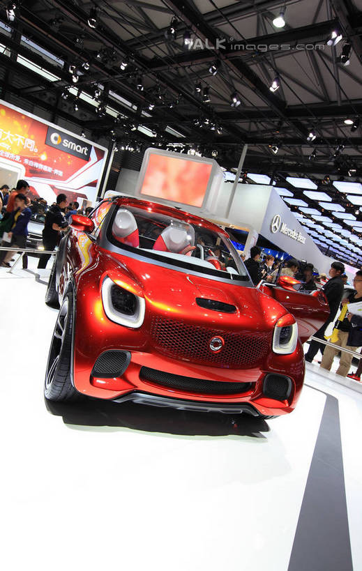 东方人,站,走,竖图,室内,白天,正面,技术,科技,汽车,上海,中国,亚洲,一辆,行人,游客,游人,奔驰,停靠,阴影,服装,光线,影子,灯光,许多人,注视,休闲装,黄种人,路人,旅客,车,衣服,红色,交通工具,轿车,观察,看,站着,一群人,休闲,休闲服,展示,服饰,观看,展览,车展,申,察看,未来,关注,停泊,载具,东亚,闵行区,概念车,上海市,上海车展,上海国际展览中心,中华人民共和国,沪,华东地区,独特,新颖,过客,男人,男性,年轻男性,年轻女性,女人,女性,亚洲人,步行,散步,站立,走路,半身,彩图,虹桥经济技术开发区,汽车展览,上海虹桥经济技术开发区,2013年上海第十五届国际汽车展,2013上海车展,上海国际汽车工业展览会,奔驰smart,奔驰smartforstars,shwf1