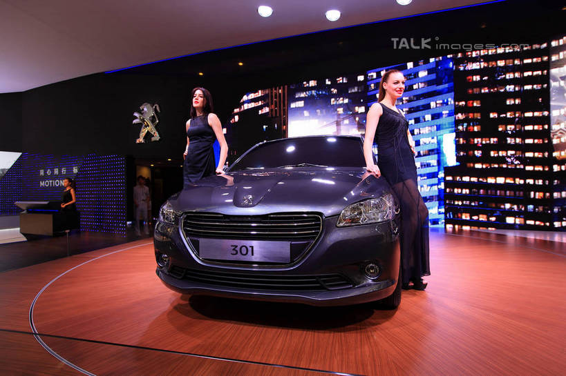 东方人,两个人,同事,模特,站,横图,室内,白天,侧面,裙子,成功,合作,团队,集体,信心,地板,汽车,照明,上海,中国,亚洲,一辆,停靠,阴影,连衣裙,光线,影子,墙,灯光,地面,扭头,注视,黄种人,队伍,顶灯,木地板,墙壁,墙面,车,灯,灯具,交通工具,轿车,观察,看,站着,转头,车模,展示,搭,观看,展览,车展,吊带裙,照亮,申,察看,领导,照明设备,成就,搭着,关注,停泊,载具,合伙,领袖,东亚,闵行区,东风标致,上海市,上海车展,上海国际展览中心,中华人民共和国,沪,华东地区,年轻女性,女人,女性,亚洲人,模特儿,站立,彩图,全身,虹桥经济技术开发区,汽车展览,上海虹桥经济技术开发区,2013年上海第十五届国际汽车展,2013上海车展,上海国际汽车工业展览会,标致301,shwf1