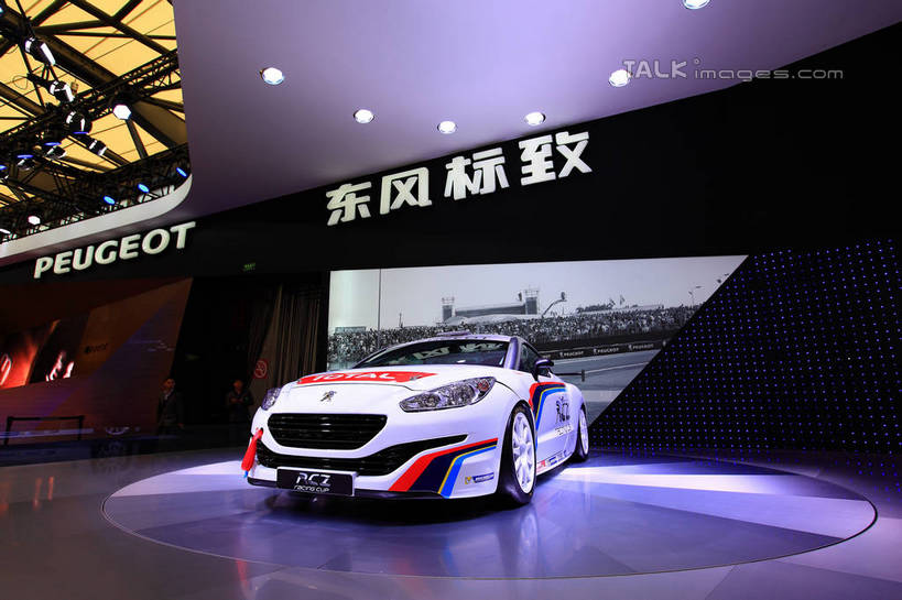 无人,横图,室内,白天,正面,天花板,汽车,照明,上海,中国,亚洲,一辆,停靠,阴影,光线,英文,标志,文字,影子,字符,字母,墙,灯光,跑车,标识,顶灯,墙壁,墙面,车,灯,灯具,交通工具,轿车,汉字,展示,展览,车展,英文字母,照亮,申,照明设备,停泊,中文,载具,东亚,闵行区,东风标致,上海市,上海车展,上海国际展览中心,中华人民共和国,沪,华东地区,国文,华文,彩图,虹桥经济技术开发区,汽车展览,上海虹桥经济技术开发区,2013年上海第十五届国际汽车展,2013上海车展,上海国际汽车工业展览会,标致RCZ,shwf1