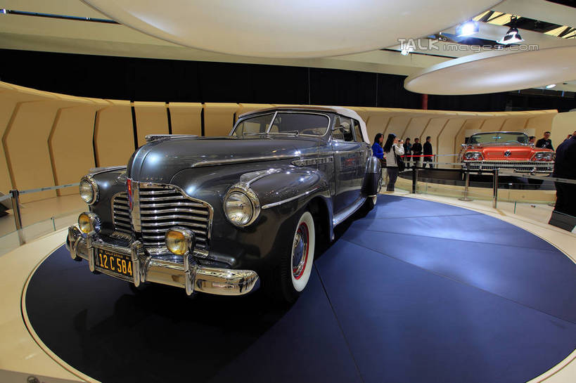 东方人,站,横图,室内,白天,正面,西装,汽车,古董车,上海,中国,亚洲,一辆,行人,停靠,阴影,套装,正装,光线,英文,标志,数字,文字,影子,字符,字母,灯光,许多人,注视,职业装,黄种人,标识,路人,车,交通工具,观察,看,站着,一群人,展示,阿拉伯数字,观看,展览,车展,英文字母,申,察看,关注,停泊,载具,老爷车,东亚,闵行区,上海市,上海车展,别克,上海国际展览中心,中华人民共和国,沪,华东地区,过客,男人,男性,年轻男性,亚洲人,站立,半身,彩图,虹桥经济技术开发区,汽车展览,上海虹桥经济技术开发区,2013年上海第十五届国际汽车展,2013上海车展,上海国际汽车工业展览会,别克Roadmaster,shwf1