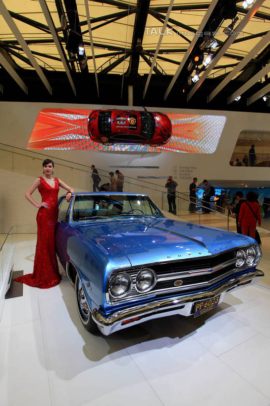 东方人,一个人,模特,站,竖图,室内,白天,正面,裙子,汽车,古董车,上海,中国,亚洲,仅一个年轻女性,仅一个女性,仅一个人,一辆,停靠,阴影,连衣裙,光线,影子,灯光,注视,黄种人,手叉腰,车,红色,交通工具,叉腰,观察,看,站着,车模,展示,搭,观看,展览,车展,申,察看,搭着,关注,停泊,载具,老爷车,东亚,闵行区,上海市,上海车展,上海国际展览中心,中华人民共和国,沪,华东地区,单手叉腰,年轻女性,女人,女性,亚洲人,模特儿,站立,彩图,全身,雪佛兰,虹桥经济技术开发区,汽车展览,上海虹桥经济技术开发区,2013年上海第十五届国际汽车展,2013上海车展,上海国际汽车工业展览会,迈锐宝,雪佛兰Malibu,shwf1