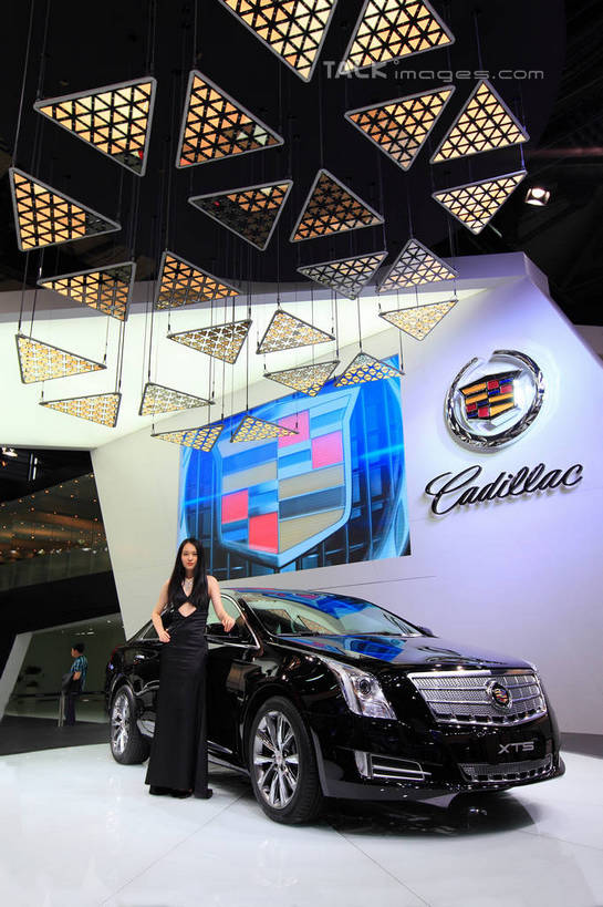 西方人,一个人,模特,站,竖图,室内,白天,正面,裙子,显示器,汽车,上海,欧洲,中国,欧洲人,亚洲,仅一个年轻女性,仅一个女性,仅一个人,一辆,停靠,阴影,连衣裙,光线,英文,标志,屏幕,文字,影子,字符,字母,墙,灯光,注视,标识,显示屏,手叉腰,墙壁,墙面,车,交通工具,轿车,叉腰,观察,看,站着,车模,展示,观看,展览,车展,英文字母,申,察看,关注,停泊,载具,输出设备,东亚,闵行区,上海市,上海车展,凯迪拉克,上海国际展览中心,中华人民共和国,沪,华东地区,单手叉腰,年轻女性,女人,女性,白种人,模特儿,站立,彩图,全身,虹桥经济技术开发区,汽车展览,上海虹桥经济技术开发区,2013年上海第十五届国际汽车展,2013上海车展,上海国际汽车工业展览会,凯迪拉克XTS,shwf1