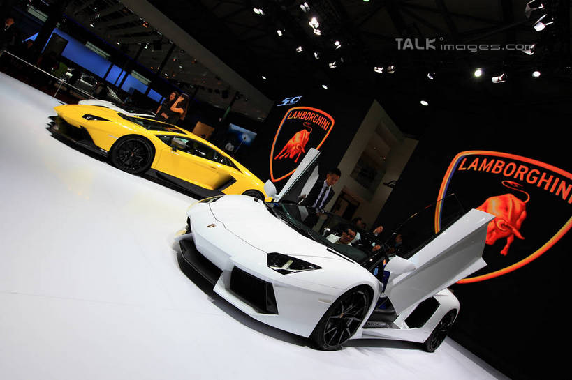 无人,横图,室内,白天,正面,汽车,上海,中国,亚洲,停靠,阴影,光线,影子,灯光,跑车,车,黄色,白色,交通工具,展示,展览,车展,申,停泊,载具,东亚,闵行区,上海市,上海车展,上海国际展览中心,中华人民共和国,沪,华东地区,兰博基尼,蓝宝基尼,蓝宝坚尼,林宝坚尼,彩图,虹桥经济技术开发区,汽车展览,上海虹桥经济技术开发区,2013年上海第十五届国际汽车展,2013上海车展,上海国际汽车工业展览会,兰博基尼Aventador,兰博基尼aventadorLP700-4Roadster,shwf1