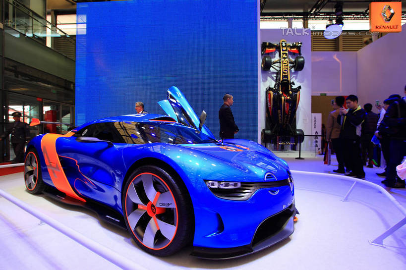 东方人,西方人,站,走,横图,室内,白天,正面,西装,技术,科技,汽车,上海,欧洲,中国,欧洲人,亚洲,一辆,行人,游客,游人,阴影,套装,正装,光线,影子,灯光,许多人,注视,职业装,黄种人,路人,旅客,车,交通工具,轿车,观察,看,站着,一群人,展示,观看,展览,车展,申,察看,未来,阿尔卑斯,关注,载具,东亚,闵行区,概念车,上海市,上海车展,上海国际展览中心,中华人民共和国,沪,华东地区,独特,新颖,过客,男人,男性,年轻男性,年轻女性,女人,女性,白种人,亚洲人,步行,散步,站立,走路,半身,彩图,虹桥经济技术开发区,汽车展览,上海虹桥经济技术开发区,2013年上海第十五届国际汽车展,2013上海车展,上海国际汽车工业展览会,雷诺Alpine,shwf1