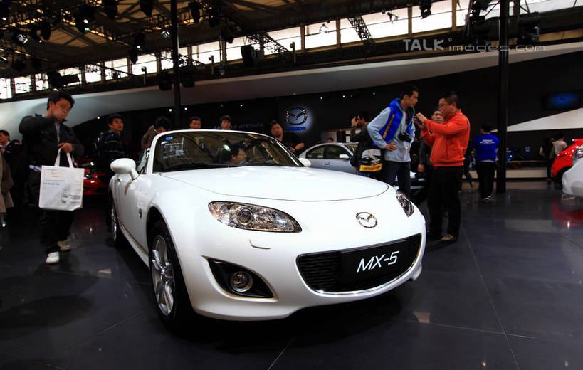 东方人,站,走,说,横图,室内,白天,正面,讨论,汽车,上海,中国,亚洲,一辆,行人,游客,游人,停靠,阴影,服装,光线,影子,灯光,许多人,拎,注视,休闲装,黄种人,手叉腰,路人,旅客,车,衣服,白色,交通工具,轿车,叉腰,观察,看,站着,一群人,休闲,休闲服,展示,服饰,观看,展览,车展,申,察看,关注,停泊,载具,东亚,闵行区,马自达,上海市,上海车展,上海国际展览中心,中华人民共和国,沪,华东地区,过客,单手叉腰,交流,男人,男性,年轻男性,年轻女性,女人,女性,亚洲人,步行,沟通,讲话,交谈,散步,商讨,说话,谈话,站立,走路,半身,彩图,虹桥经济技术开发区,汽车展览,上海虹桥经济技术开发区,万事得,拎着,2013年上海第十五届国际汽车展,2013上海车展,上海国际汽车工业展览会,马自达MX-5,shwf1