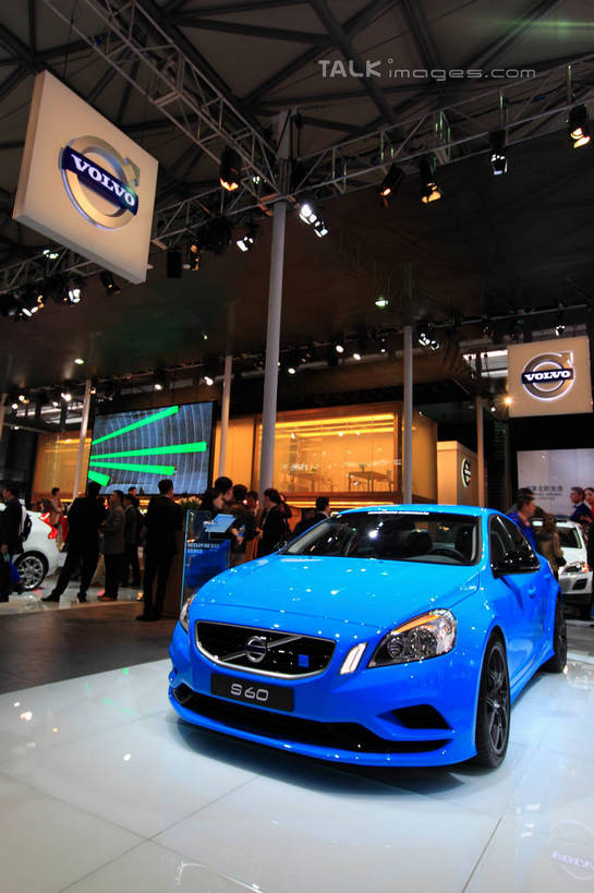 东方人,站,走,竖图,室内,白天,正面,汽车,上海,中国,亚洲,一辆,行人,游客,游人,停靠,阴影,服装,光线,影子,灯光,许多人,注视,休闲装,黄种人,路人,旅客,车,衣服,蓝色,交通工具,轿车,观察,看,站着,一群人,休闲,休闲服,展示,服饰,观看,展览,车展,申,察看,关注,停泊,载具,东亚,闵行区,上海市,上海车展,上海国际展览中心,中华人民共和国,沪,华东地区,过客,男人,男性,年轻男性,年轻女性,女人,女性,亚洲人,步行,散步,站立,走路,半身,彩图,虹桥经济技术开发区,汽车展览,上海虹桥经济技术开发区,沃尔沃,2013年上海第十五届国际汽车展,2013上海车展,上海国际汽车工业展览会,沃尔沃S60,shwf1