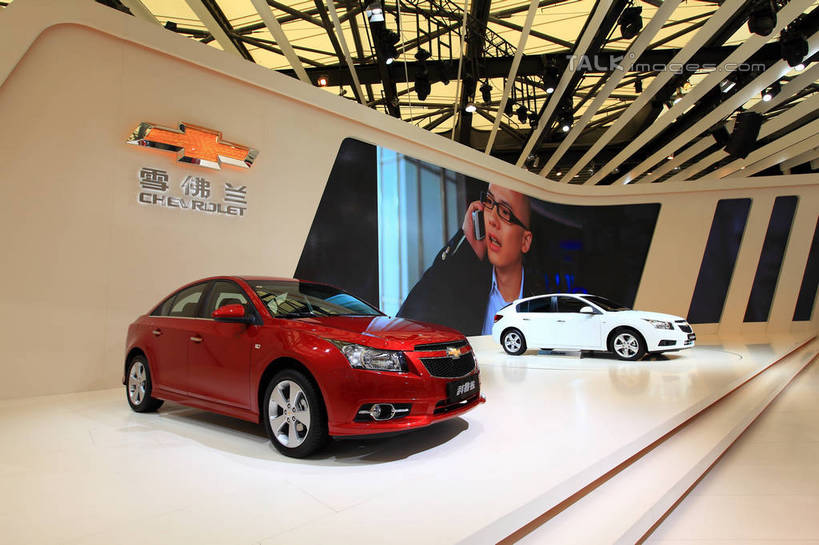 无人,栏杆,横图,室内,白天,正面,汽车,上海,中国,亚洲,两辆,停靠,阴影,光线,影子,墙,围栏,灯光,跑车,护栏,墙壁,墙面,车,红色,白色,交通工具,展示,展览,车展,申,停泊,载具,东亚,闵行区,上海市,上海车展,上海国际展览中心,中华人民共和国,沪,华东地区,彩图,雪佛兰,虹桥经济技术开发区,汽车展览,上海虹桥经济技术开发区,2013年上海第十五届国际汽车展,2013上海车展,上海国际汽车工业展览会,shwf1