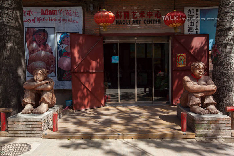 东方人,儿童,无人,两个人,坐,横图,室外,白天,正面,度假,纯洁,美景,门,城市风光,城市,照明,雕塑,北京,中国,亚洲,吊挂,悬挂,阴影,艺术,装饰,光线,灯笼,雕刻,雕像,影子,纸灯笼,墙,景观,首都,挂,黄种人,娱乐,石雕,墙壁,墙面,小孩,红色,阳光,工艺品,灯具,门框,享受,休闲,景色,放松,可爱,童年,童趣,抱膝,纪念,照亮,美术,照明设备,主题,陈列,童真,东亚,烂漫,无邪,中华人民共和国,北京市,京,北平,华北地区,朝阳区,功能,美学,两尊,天真,男孩,男人,男性,女孩,女人,女性,亚洲人,屈膝,坐着,彩图,全身,798艺术区,北京798艺术区,大山子,大山子艺术区,酒仙桥街道,男生,女生,shwf1