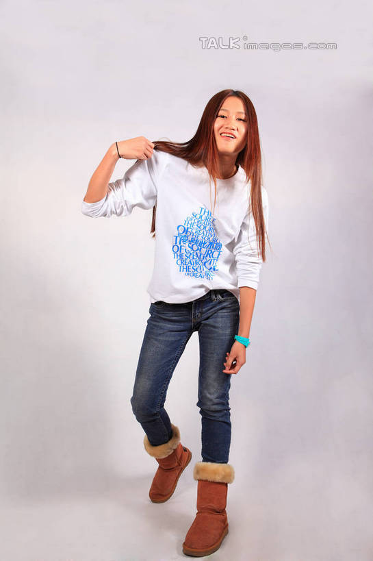 东方人,一个人,站,笑,微笑,竖图,室内,白天,正面,鞋子,亚洲,仅一个年轻女性,仅一个女性,仅一个人,握,阴影,灰色背景,服装,裤子,反射,影子,拿,拿着,注视,牛仔裤,休闲装,黄种人,靴子,衣服,蓝色,白色,观察,看,站着,休闲,温暖,休闲服,握着,摄影,服饰,影棚,观看,保暖,察看,雪地靴,关注,年轻女性,女人,女性,亚洲人,站立,彩图,全身,影棚拍摄,拍摄,shwf1