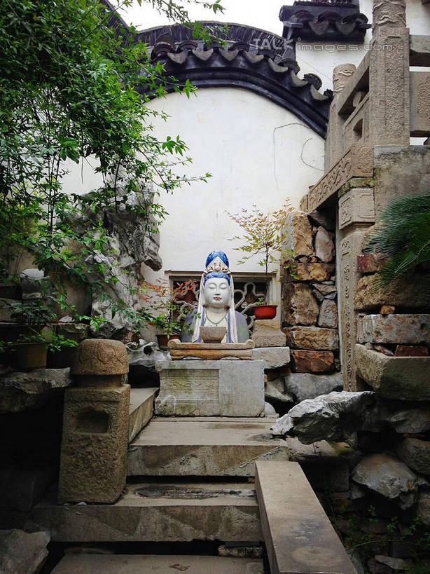 东方人,一个人,无人,竖图,室外,白天,正面,旅游,度假,名胜古迹,植物,楼梯,门,标志建筑,地标,建筑,雕塑,中国,亚洲,仅一个男性,仅一个人,仅一个中年男性,遗迹,艺术,装饰,雕刻,雕像,佛像,阶梯,墙,拱门,神像,黄种人,古迹,文物,娱乐,建设,古建筑,江苏,苏州,石雕,墙壁,墙面,台阶,树,树木,绿色,自然,工艺品,门框,享受,休闲,旅游胜地,放松,生长,成长,纪念,美术,主题,陈列,古文明,东亚,江苏省,苏州市,中华人民共和国,华东地区,苏,功能,美学,吴中区,男人,男性,中年男性,亚洲人,彩图,全身,东山镇,怀古堂,陆巷村,陆巷古村,shwf1