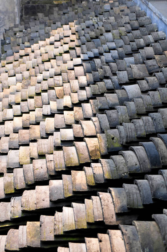 无人,竖图,俯视,室外,白天,旅游,度假,名胜古迹,标志建筑,地标,建筑,中国,亚洲,阴影,遗迹,光线,瓦片,影子,屋顶,顶棚,瓦,古迹,文物,娱乐,建设,古建筑,江苏,苏州,阳光,享受,休闲,旅游胜地,放松,建造,古文明,东亚,屋瓦,江苏省,苏州市,中华人民共和国,华东地区,苏,吴中区,彩图,高角度拍摄,东山镇,惠和堂,陆巷村,陆巷古村,王鏊故居,shwf1