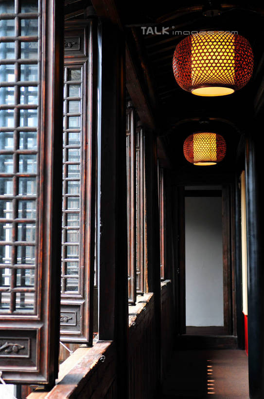 无人,家,木屋,竖图,室内,白天,正面,旅游,度假,名胜古迹,窗户,标志建筑,地标,建筑,照明,中国,亚洲,吊挂,悬挂,阴影,遗迹,光线,灯笼,影子,纸灯笼,走道,走廊,过道,灯光,挂,古迹,文物,娱乐,建设,古建筑,江苏,苏州,住宅,灯具,享受,休闲,旅游胜地,放松,照亮,照明设备,古文明,东亚,江苏省,苏州市,中华人民共和国,华东地区,苏,吴中区,彩图,茅舍,茅屋,棚屋,小木屋,小屋,东山镇,惠和堂,陆巷村,陆巷古村,王鏊故居,shwf1