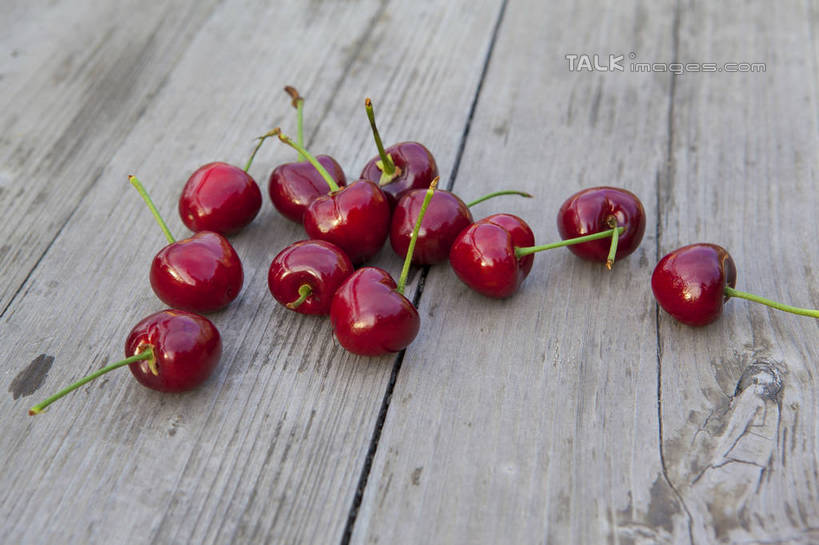 无人,横图,俯视,室外,特写,白天,桌面,桌子,樱桃,水果,许多,新鲜,木制,木桌,生食,食品,果实,很多,食物,红色,木制品,有机食品,绿色食品,大樱桃,樱珠,莺桃,英桃,楔桃,牛桃,荆桃,车厘子,彩图,高角度拍摄,木桌子,shwf1