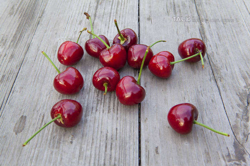 无人,横图,俯视,室外,特写,白天,桌面,桌子,樱桃,水果,许多,新鲜,木制,木桌,生食,食品,果实,很多,食物,红色,木制品,有机食品,绿色食品,大樱桃,樱珠,莺桃,英桃,楔桃,牛桃,荆桃,车厘子,彩图,高角度拍摄,木桌子,shwf1