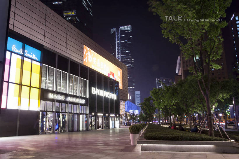 无人,高楼大厦,商店,横图,室外,夜晚,仰视,购物,度假,消费,美景,植物,城市风光,超市,城市,大厦,建筑,摩天大楼,商场,夜景,上海,中国,亚洲,阴影,光线,影子,景观,灯光,娱乐,建设,树,树木,绿色,自然,南京路,享受,休闲,景色,放松,金融,百货,生长,成长,申,选购,贸易,百货公司,东亚,静安区,上海市,中华人民共和国,沪,华东地区,血拼,彩图,低角度拍摄,大楼,高层建筑,高楼,购物商场,购物中心,摩天楼,商业中心,嘉里中心,上海嘉里中心,shwf1