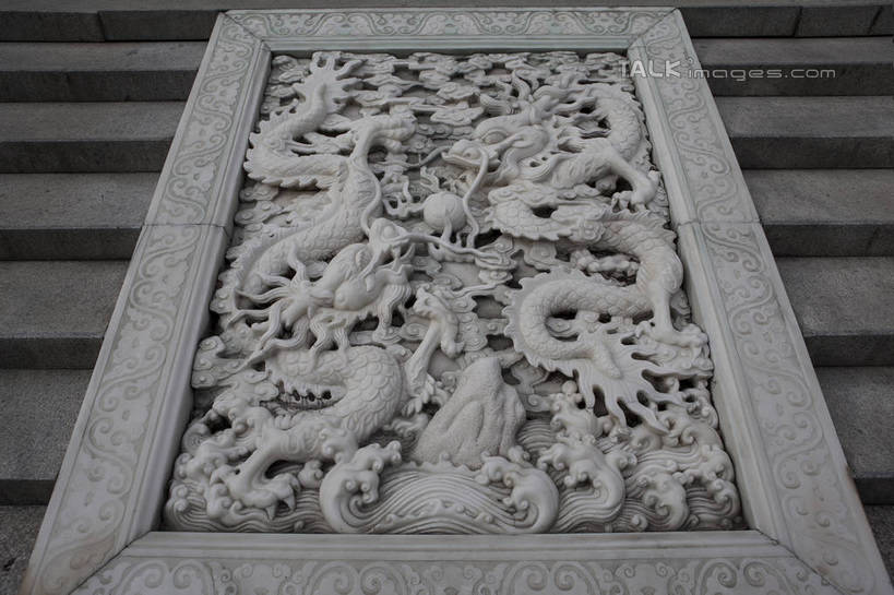 无人,寺庙,横图,俯视,室外,白天,旅游,度假,绘画,成功,名胜古迹,楼梯,标志建筑,地标,建筑,静物,雕塑,中国,亚洲,节日,遗迹,艺术,装饰,龙,雕刻,雕像,浮雕,阶梯,古迹,文化,文物,娱乐,建设,古建筑,浙江,台阶,浙江省,工艺品,庙宇,祈祷,享受,休闲,健康,旅游胜地,放松,许愿,宗教,佛教,信仰,纪念,祈求,美术,高贵,主题,图腾,传说,陈列,古文明,东亚,普陀区,普陀山,中华人民共和国,华东地区,浙,功能,美学,祥瑞,灵兽,二龙戏珠,权势,尊荣,舟山,舟山市,释教,平安,幸运,画画,彩图,高角度拍摄,全身,庙,寺,海天佛国,汉白玉浮雕,龙珠,shwf1
