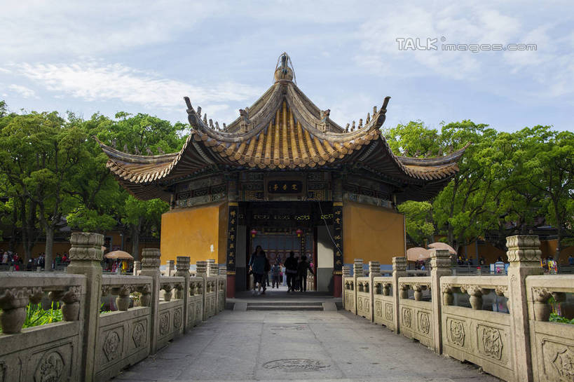 无人,寺庙,栏杆,横图,室外,白天,正面,旅游,度假,名胜古迹,树林,植物,标志建筑,地标,建筑,桥梁,中国,亚洲,阴影,节日,遗迹,光线,瓦片,影子,亭子,屋顶,云,云朵,围栏,桥,云彩,顶棚,瓦,古迹,文化,文物,娱乐,建设,古建筑,石桥,浙江,护栏,树,树木,浙江省,蓝色,绿色,白云,蓝天,天空,阳光,自然,凉亭,庙宇,天,祈祷,享受,休闲,健康,旅游胜地,放松,许愿,宗教,建造,佛教,信仰,生长,晴朗,成长,纪念,人行桥,祈求,古文明,东亚,屋瓦,普陀区,普陀山,普济寺,中华人民共和国,华东地区,浙,舟山,舟山市,释教,平安,晴空,彩图,庙,寺,普济禅院,海天佛国,普陀山普济寺,shwf1