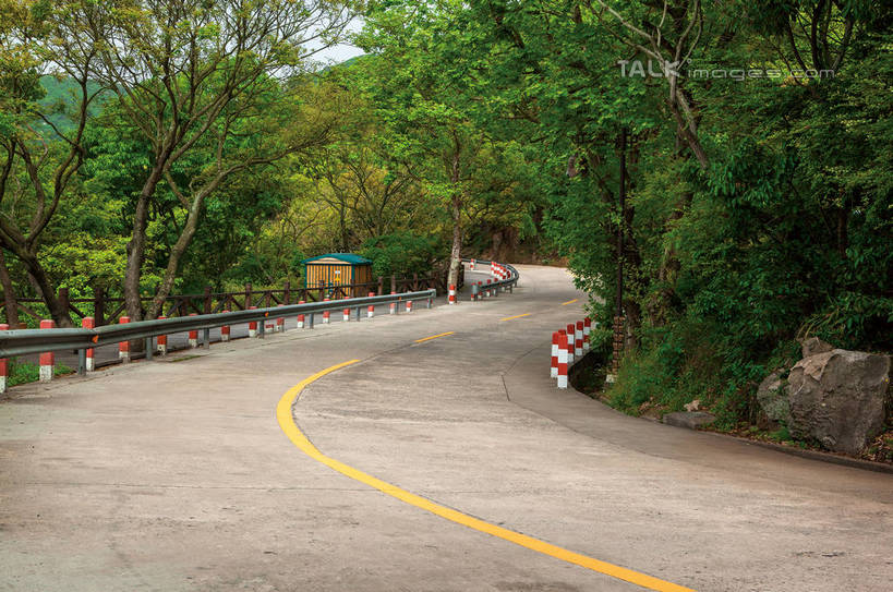 无人,栏杆,横图,室外,白天,正面,旅游,度假,美景,树林,植物,道路,路,公路,中国,亚洲,曲折,弯曲,景观,围栏,分界线,枝条,柏油马路,停车线,交通,娱乐,浙江,护栏,树,树木,树枝,浙江省,绿色,自然,享受,休闲,景色,放松,蜿蜒,生长,成长,车行道,车行道分界线,柏油路,自然风光,标线,东亚,车行线,普陀区,普陀山,中华人民共和国,华东地区,浙,舟山,舟山市,虬枝,枝杈,马路,彩图,海天佛国,shwf1