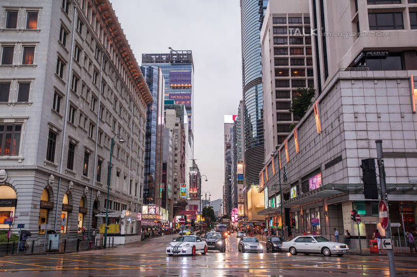 无人,高楼大厦,商店,横图,室外,白天,仰视,购物,度假,安全,消费,美景,日落,植物,城市风光,超市,城市,大厦,道路,建筑,路,路灯,摩天大楼,商场,公路,汽车,照明,香港,中国,亚洲,阴影,光线,影子,景观,晚霞,霞光,落日,红绿灯,建筑群,灯光,信号灯,交通,娱乐,建设,车,灯,树,树木,绿色,自然,黄昏,交通工具,轿车,驾驶,行驶,享受,休闲,景色,彩霞,放松,警示,金融,百货,生长,成长,操纵,照亮,港,控制,照明设备,提示,载具,流通,选购,贸易,百货公司,东亚,操控,九龙,交通信号灯,尖沙咀,行人信号灯,香港特别行政区,港澳台,中华人民共和国,血拼,把持,九龙半岛,夕照,薄暮,油尖旺区,尖沙嘴,夕阳,马路,彩图,低角度拍摄,傍晚,大楼,高层建筑,高楼,购物商场,购物中心,摩天楼,商业中心,梳士巴利道,斜阳,shwf1