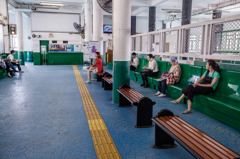 东方人,码头,坐,横图,室内,白天,侧面,度假,美景,城市风光,城市,港口,椅子,香港,中国,亚洲,一排,许多,服装,整齐,并列,并排,塑料,景观,很多,许多人,二郎腿,休闲装,黄种人,娱乐,排列,衣服,塑料制品,一群人,享受,休闲,休闲服,景色,放松,服饰,港,队列,平行,东亚,游艇码头,湾仔,湾仔码头,香港岛,香港特别行政区,港澳台,中华人民共和国,湾仔区,港岛,男人,男性,女人,女性,中年男性,中年女性,亚洲人,坐着,彩图,全身,摆渡口,埠头,渡口,渡头,港湾,海港,口岸,天星码头,湾仔天星码头,shwf1