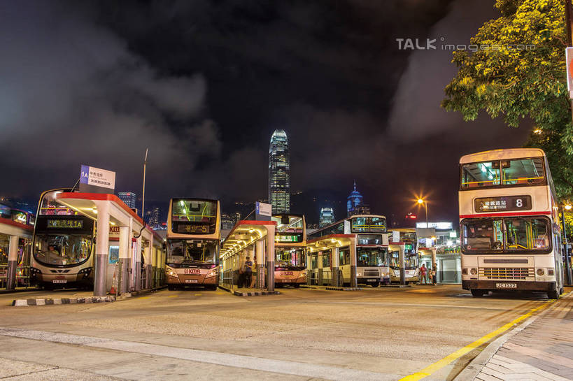 无人,高楼大厦,横图,室外,夜晚,仰视,度假,美景,植物,城市风光,城市,大厦,建筑,路灯,摩天大楼,夜景,公共汽车,车站,照明,香港,中国,亚洲,阴影,光线,影子,景观,灯光,巴士,站台,公交车,娱乐,建设,双层巴士,月台,车,灯,树,树木,绿色,自然,交通工具,享受,休闲,景色,放松,生长,成长,照亮,港,照明设备,载具,东亚,九龙,尖沙咀,香港特别行政区,港澳台,中华人民共和国,双层公共汽车,九龙半岛,油尖旺区,尖沙嘴,彩图,低角度拍摄,大楼,高层建筑,高楼,公共汽车站,摩天楼,汽车车站,汽车站,shwf1