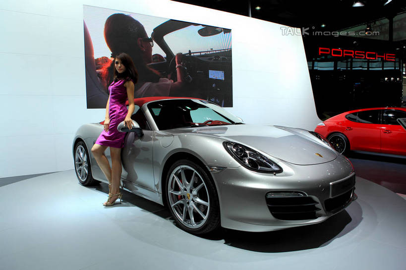 东方人,一个人,模特,站,横图,室内,白天,侧面,高跟鞋,裙子,化妆,美容,时尚,汽车,鞋子,亚洲,仅一个年轻女性,仅一个女性,仅一个人,两辆,护肤,停靠,阴影,连衣裙,光线,影子,灯光,注视,黄种人,车,红色,紫色,灰色,彩妆,交通工具,轿车,观察,看,靠,靠着,倚靠,站着,保养,享受,休闲,车模,展示,放松,保健,观看,展览,车展,察看,倚着,关注,时髦,停泊,载具,养颜,时兴,年轻女性,女人,女性,亚洲人,模特儿,站立,彩图,全身,保时捷,汽车展览,保时捷Boxster,shwf1,2012浦东国际汽车展览会