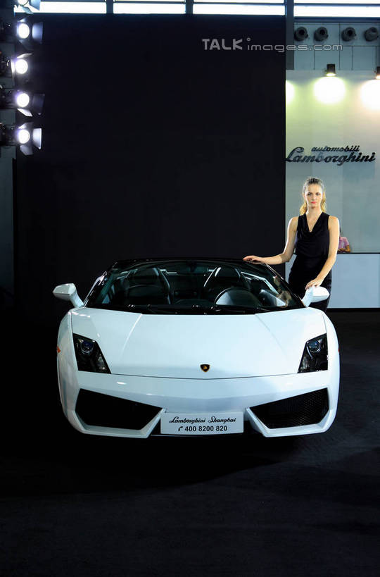西方人,一个人,模特,站,竖图,室内,白天,正面,裙子,汽车,欧洲,欧洲人,仅一个年轻女性,仅一个女性,仅一个人,一辆,停靠,阴影,连衣裙,光线,英文,标志,文字,影子,字符,字母,灯光,跑车,注视,标识,车,白色,黑色,交通工具,观察,看,站着,车模,展示,搭,观看,展览,车展,英文字母,察看,搭着,关注,停泊,载具,兰博基尼,蓝宝基尼,蓝宝坚尼,林宝坚尼,年轻女性,女人,女性,白种人,模特儿,站立,彩图,全身,汽车展览,白色人种,高加索人种,欧罗巴人种,shwf1,2012浦东国际汽车展览会