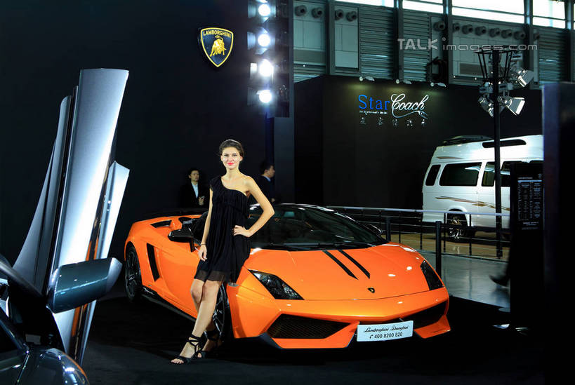 东方人,西方人,三个人,模特,站,坐,笑,微笑,露齿笑,横图,室内,白天,正面,高跟鞋,裙子,时尚,汽车,鞋子,欧洲,欧洲人,亚洲,一辆,停靠,阴影,连衣裙,光线,英文,标志,文字,影子,字符,字母,灯光,跑车,注视,黄种人,标识,手叉腰,车,黑色,交通工具,叉腰,观察,看,站着,橙色,车模,展示,观看,展览,车展,英文字母,察看,关注,时髦,停泊,载具,时兴,兰博基尼,蓝宝基尼,蓝宝坚尼,林宝坚尼,单手叉腰,男人,男性,年轻男性,年轻女性,女人,女性,白种人,亚洲人,模特儿,站立,坐着,彩图,全身,汽车展览,白色人种,高加索人种,欧罗巴人种,shwf1,2012浦东国际汽车展览会