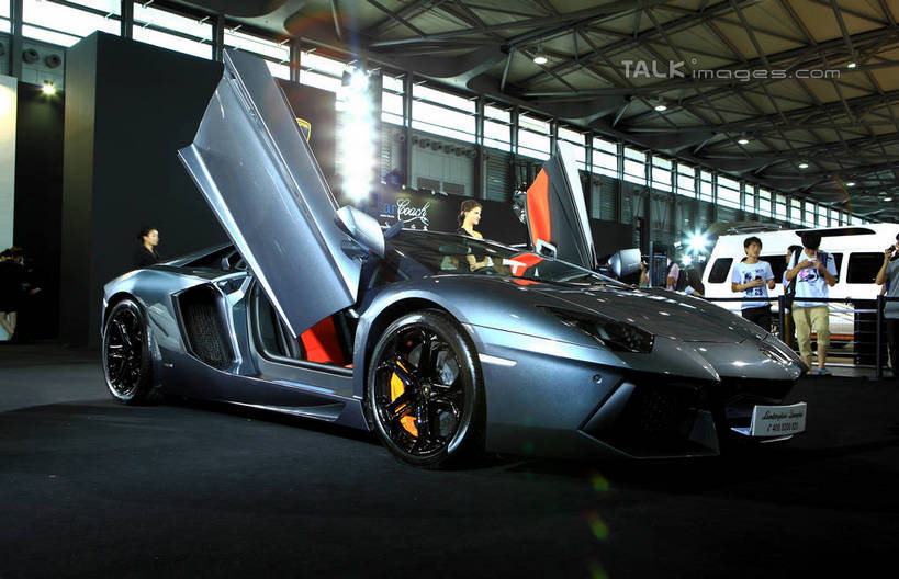 东方人,西方人,模特,站,笑,双手交叉,微笑,横图,室内,白天,正面,汽车,欧洲,欧洲人,亚洲,阴影,光线,英文,标志,文字,影子,字符,字母,灯光,跑车,许多人,注视,黄种人,标识,车,交通工具,观察,看,站着,一群人,车模,展示,观看,展览,车展,英文字母,察看,双手抱胸,关注,载具,兰博基尼,蓝宝基尼,蓝宝坚尼,林宝坚尼,男人,男性,年轻男性,年轻女性,女人,女性,白种人,亚洲人,模特儿,站立,半身,彩图,汽车展览,白色人种,高加索人种,欧罗巴人种,shwf1,2012浦东国际汽车展览会