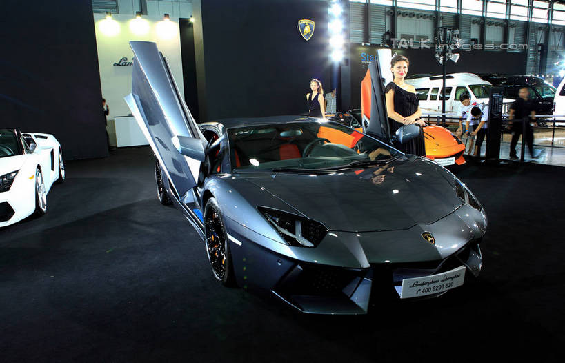 东方人,西方人,模特,站,笑,双手交叉,微笑,横图,室内,白天,正面,汽车,欧洲,欧洲人,亚洲,阴影,光线,英文,标志,文字,影子,字符,字母,灯光,跑车,许多人,注视,黄种人,标识,车,交通工具,观察,看,站着,一群人,车模,展示,观看,展览,车展,英文字母,察看,双手抱胸,关注,载具,兰博基尼,蓝宝基尼,蓝宝坚尼,林宝坚尼,男人,男性,年轻男性,年轻女性,女人,女性,白种人,亚洲人,模特儿,站立,半身,彩图,汽车展览,白色人种,高加索人种,欧罗巴人种,shwf1,2012浦东国际汽车展览会