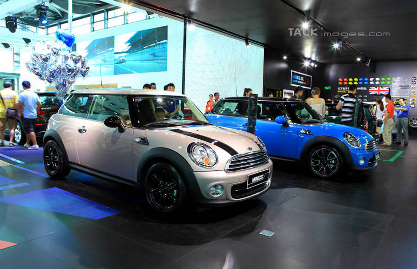 东方人,站,横图,室内,白天,正面,汽车,照明,亚洲,行人,游客,游人,停靠,阴影,服装,光线,英文,标志,文字,影子,字符,字母,灯光,宝马,许多人,黄种人,标识,顶灯,路人,旅客,车,灯,衣服,灯具,交通工具,轿车,站着,一群人,展示,服饰,展览,车展,英文字母,照亮,衣着,照明设备,穿着,停泊,载具,衣饰,过客,男人,男性,年轻男性,年轻女性,女人,女性,亚洲人,站立,半身,彩图,汽车展览,宝马MINI,宝马迷你,shwf1,2012浦东国际汽车展览会