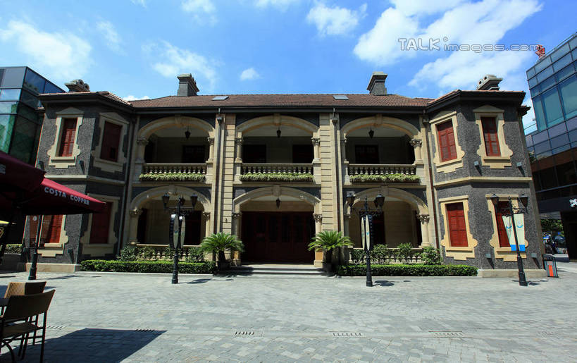 无人,家,横图,室外,白天,正面,旅游,度假,名胜古迹,植物,别墅,桌面,桌子,标志建筑,道路,地标,建筑,路,路灯,椅子,照明,上海,中国,亚洲,阴影,遗迹,光线,木制,伞,影子,雨伞,遮阳伞,房屋,木椅,木桌,屋子,云,云朵,公寓,小路,灯光,交通,云彩,古迹,文物,娱乐,阳伞,建设,古建筑,洋房,楼房,住宅,灯,树,树木,蓝色,绿色,白云,蓝天,天空,阳光,自然,木制品,天,享受,休闲,旅游胜地,放松,生长,晴朗,成长,照亮,申,太阳伞,照明设备,卢湾区,古文明,东亚,思南公馆,思南路,上海市,中华人民共和国,沪,华东地区,晴空,彩图,房子,马斯南路,木桌子,shwf1